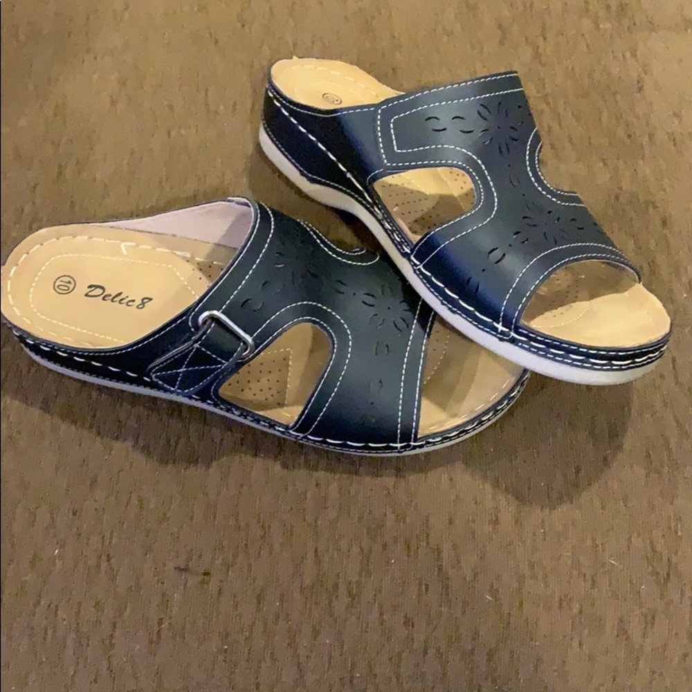 Delic 8 size 10 women’s sandals